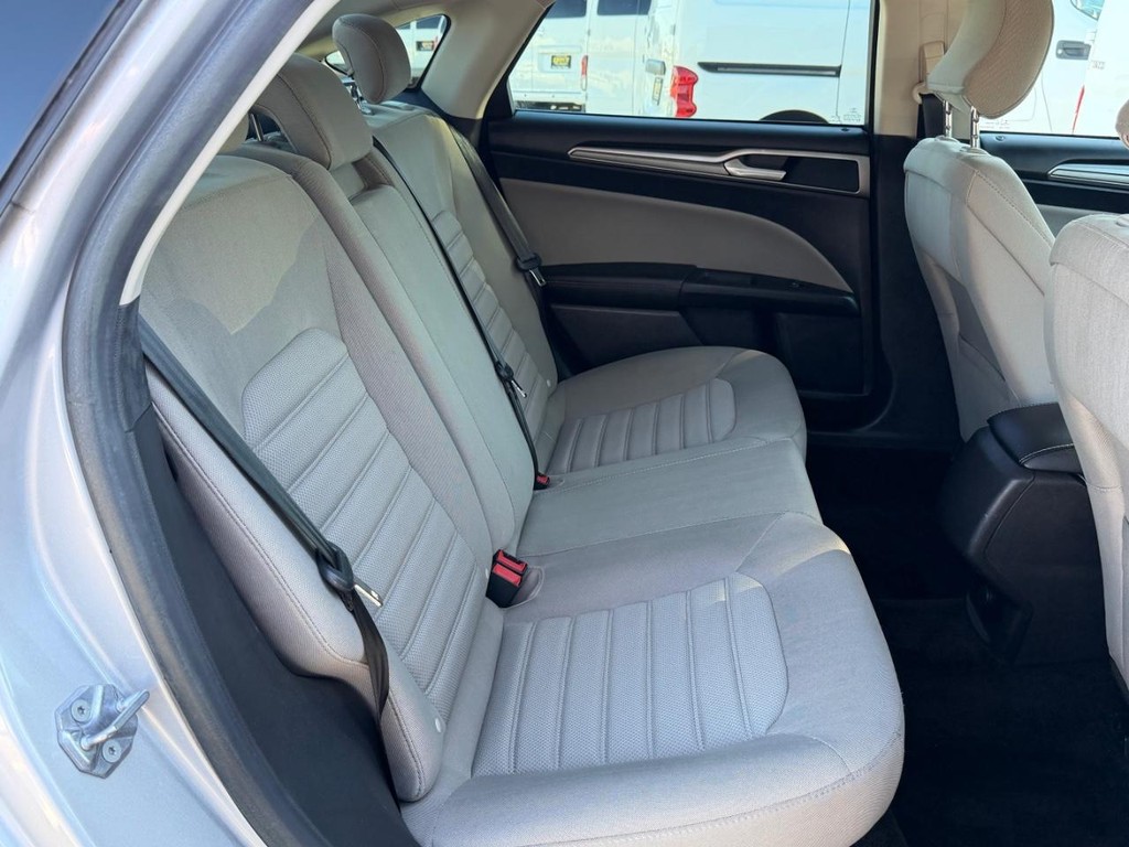 Ford Fusion Vehicle Full-screen Gallery Image 37