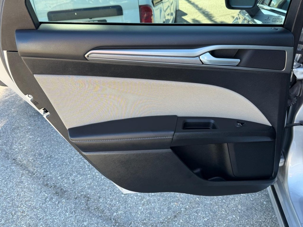 Ford Fusion Vehicle Full-screen Gallery Image 38