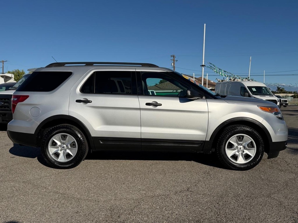 Ford Explorer Vehicle Full-screen Gallery Image 05