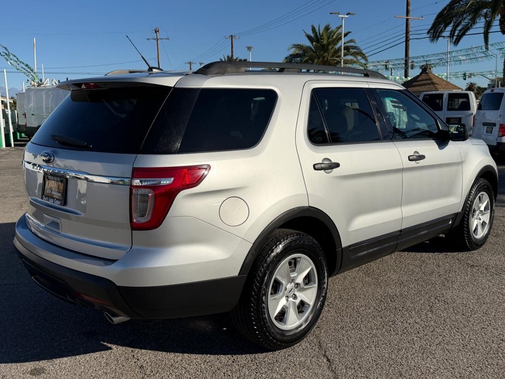 Ford Explorer Vehicle Full-screen Gallery Image 06