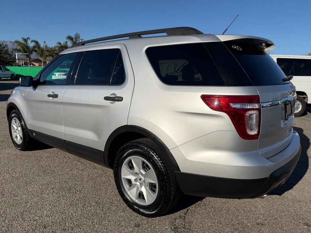 Ford Explorer Vehicle Full-screen Gallery Image 09