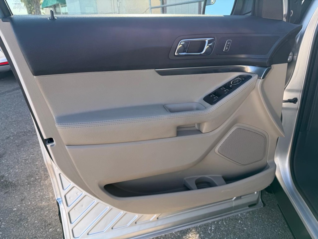 Ford Explorer Vehicle Full-screen Gallery Image 15