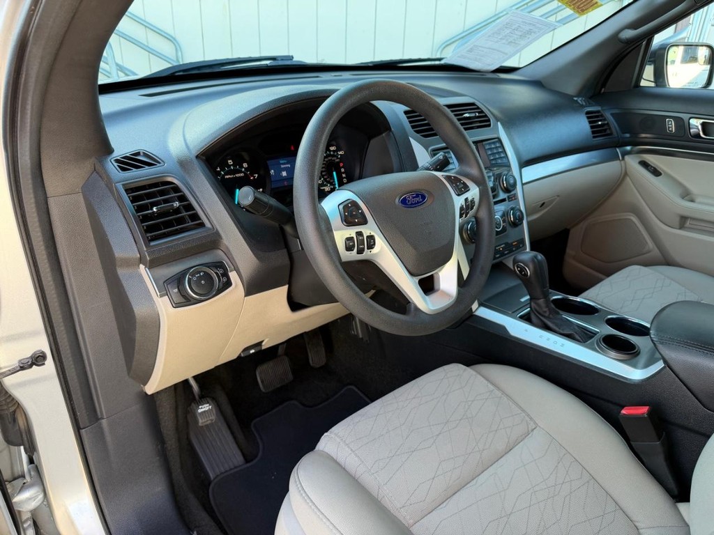 Ford Explorer Vehicle Full-screen Gallery Image 16