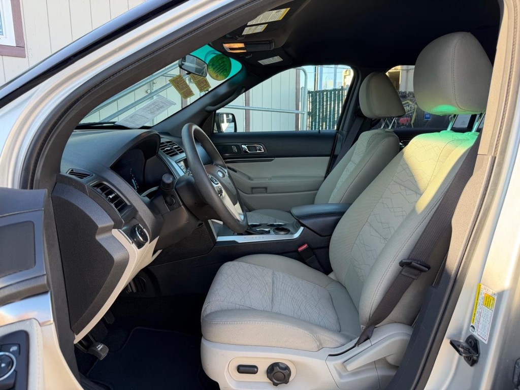 Ford Explorer Vehicle Full-screen Gallery Image 17