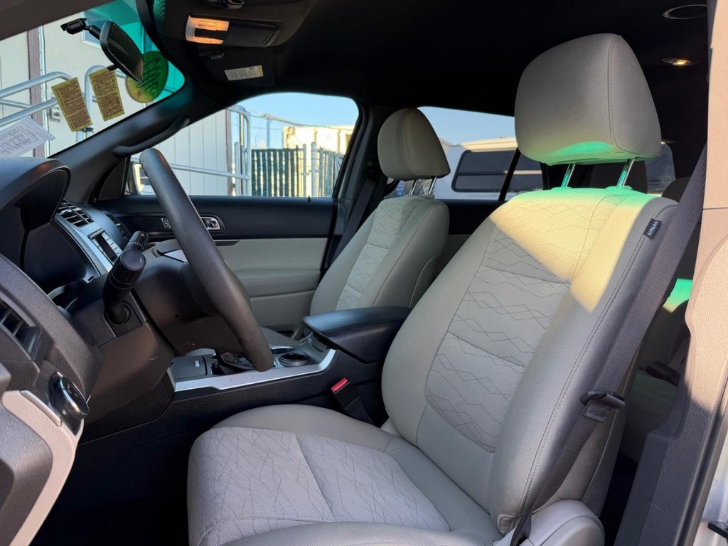 Ford Explorer Vehicle Full-screen Gallery Image 18