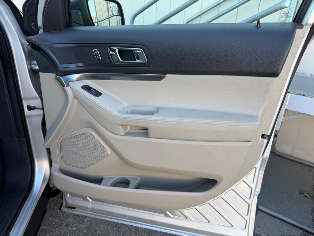 Ford Explorer Vehicle Full-screen Gallery Image 19