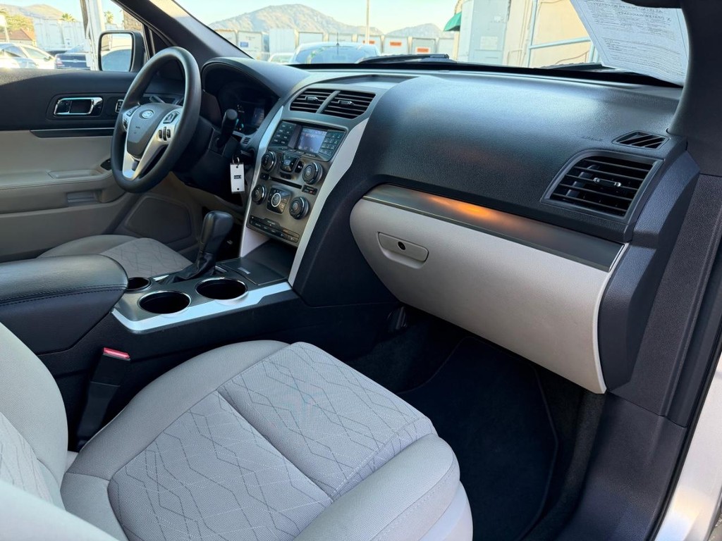 Ford Explorer Vehicle Full-screen Gallery Image 20