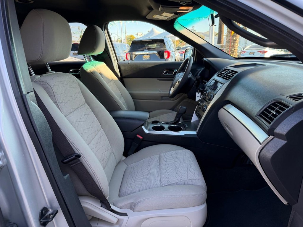 Ford Explorer Vehicle Full-screen Gallery Image 21