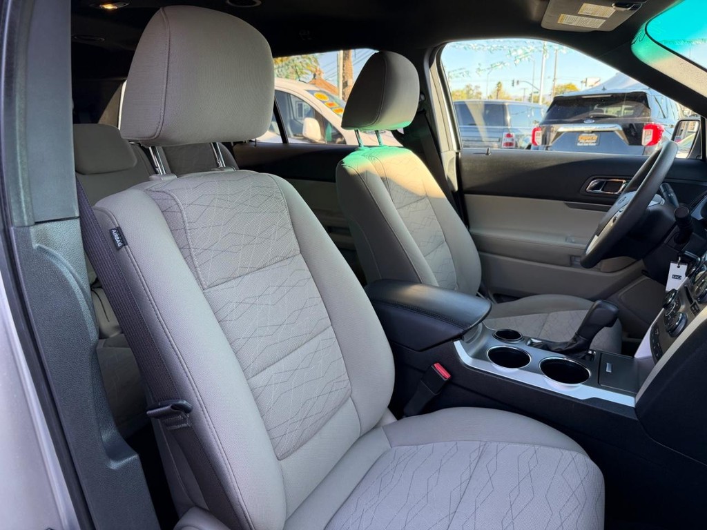 Ford Explorer Vehicle Full-screen Gallery Image 22