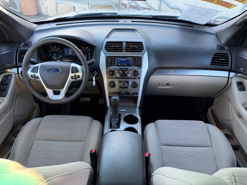 Ford Explorer Vehicle Full-screen Gallery Image 23