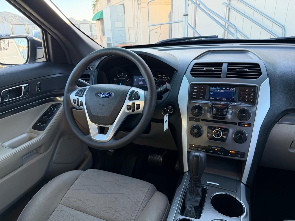 Ford Explorer Vehicle Full-screen Gallery Image 24