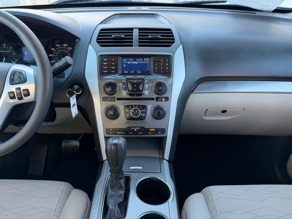 Ford Explorer Vehicle Full-screen Gallery Image 25