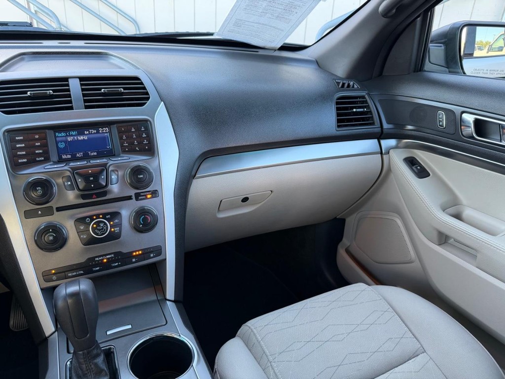 Ford Explorer Vehicle Full-screen Gallery Image 26