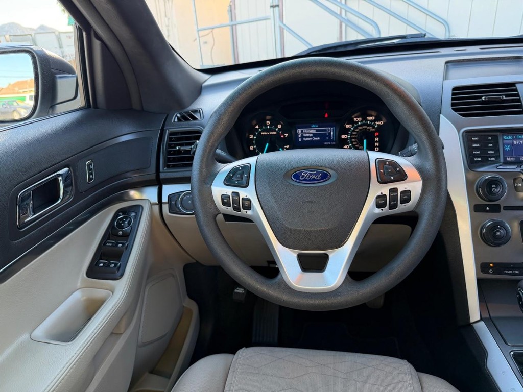 Ford Explorer Vehicle Full-screen Gallery Image 27