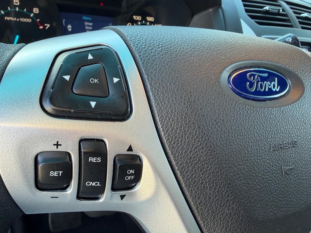 Ford Explorer Vehicle Full-screen Gallery Image 28