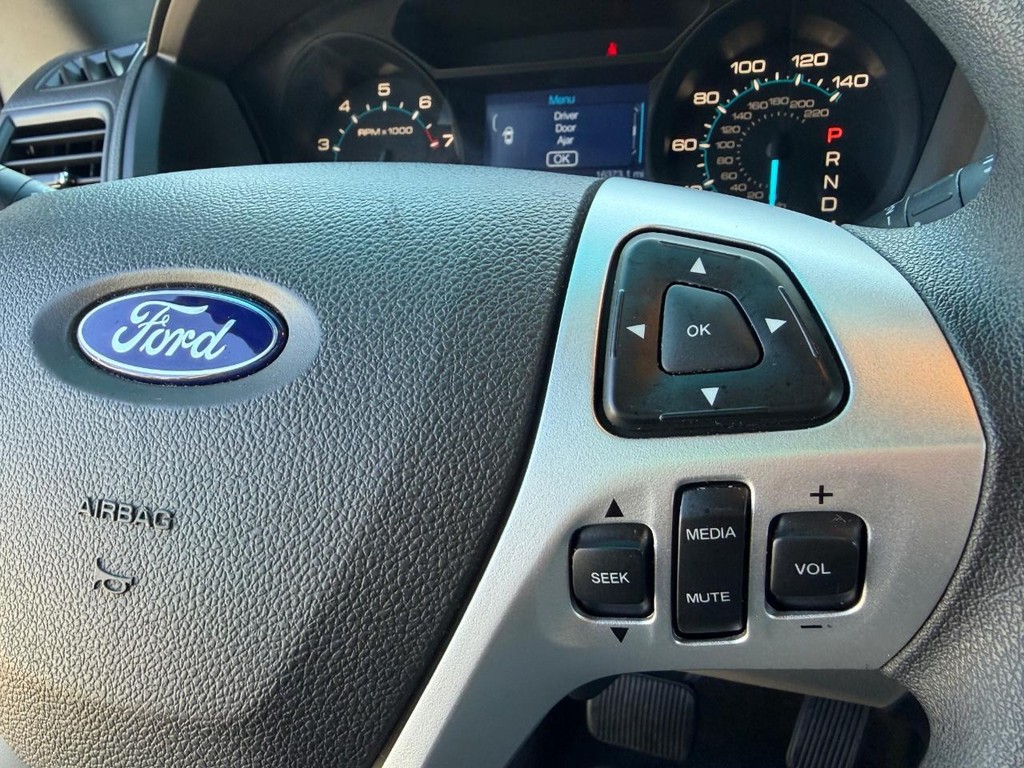 Ford Explorer Vehicle Full-screen Gallery Image 29