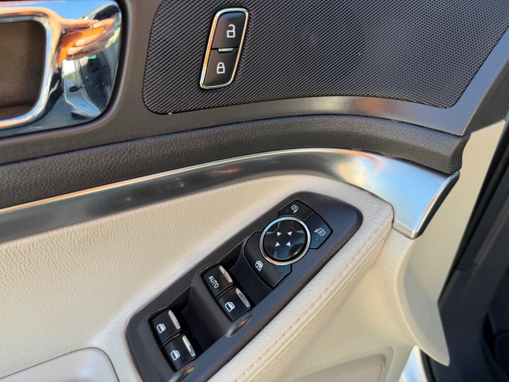 Ford Explorer Vehicle Full-screen Gallery Image 31