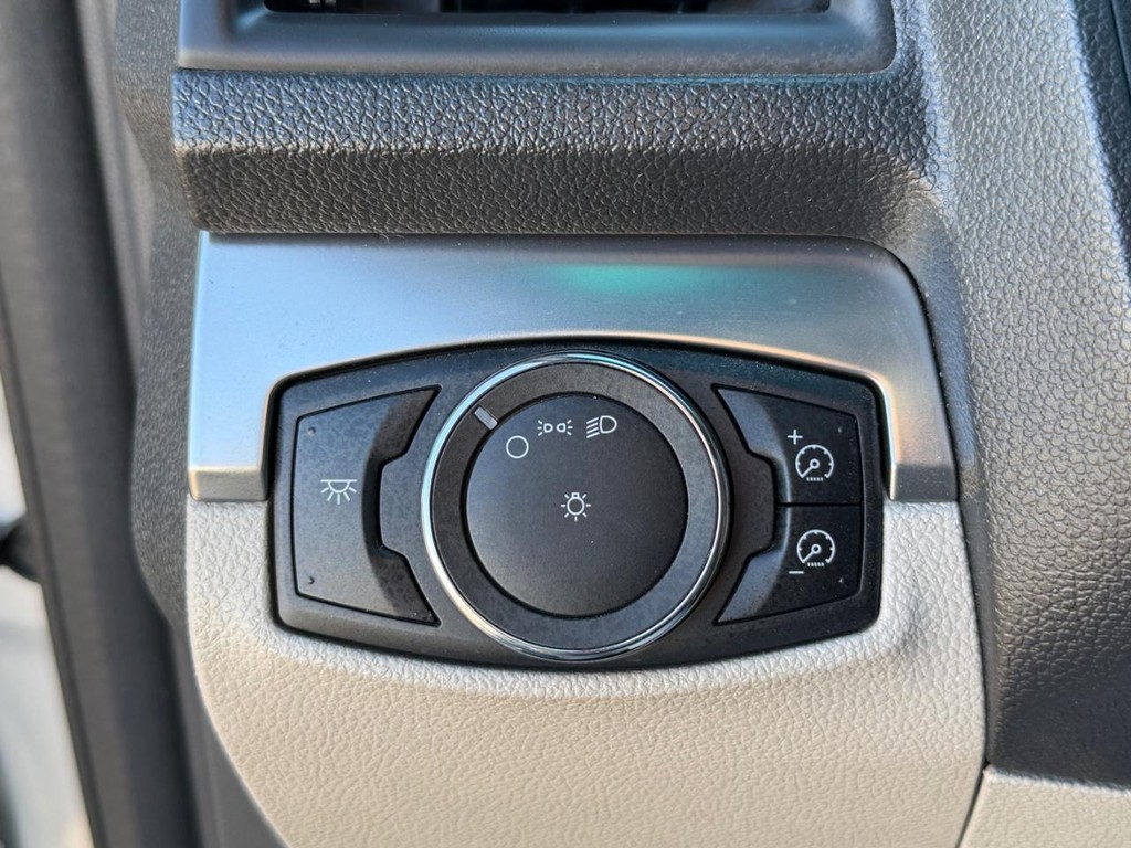 Ford Explorer Vehicle Full-screen Gallery Image 32