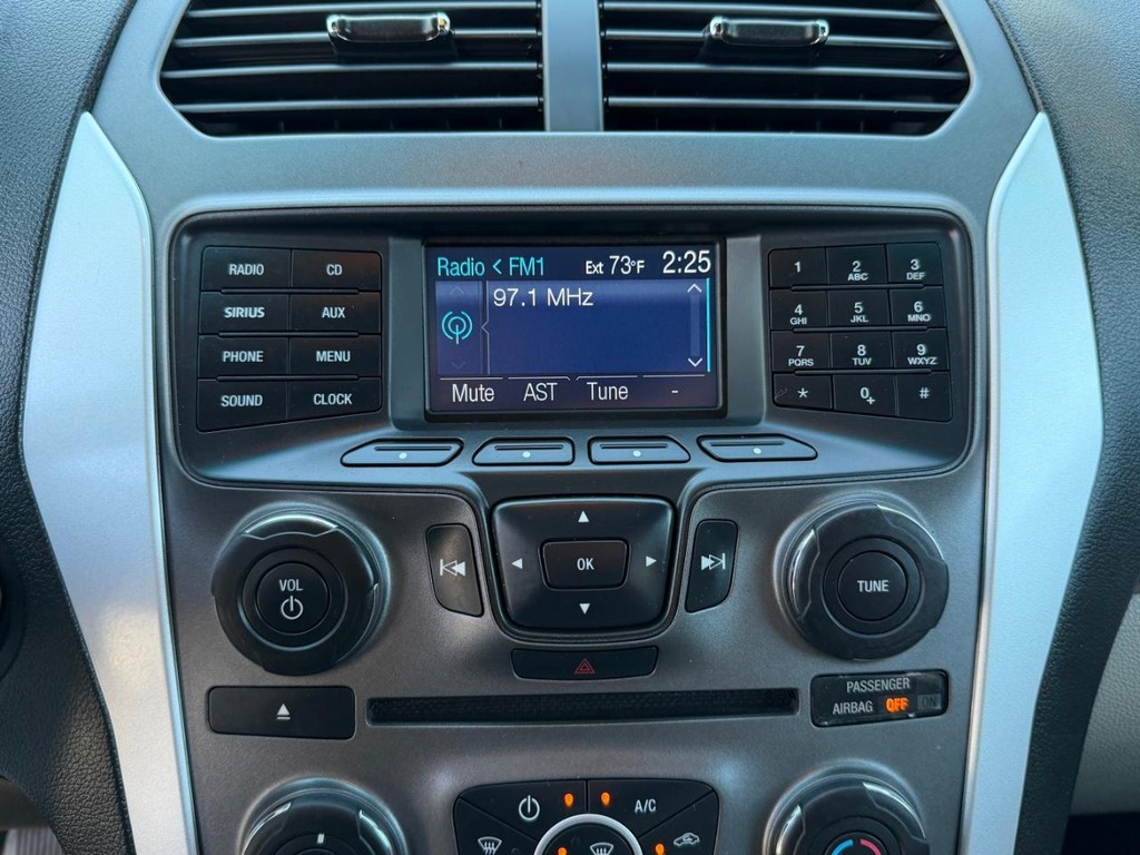 Ford Explorer Vehicle Full-screen Gallery Image 33