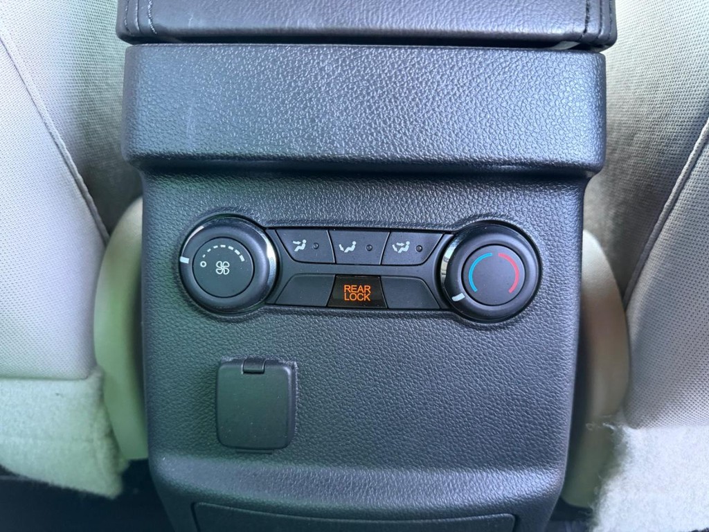 Ford Explorer Vehicle Full-screen Gallery Image 36