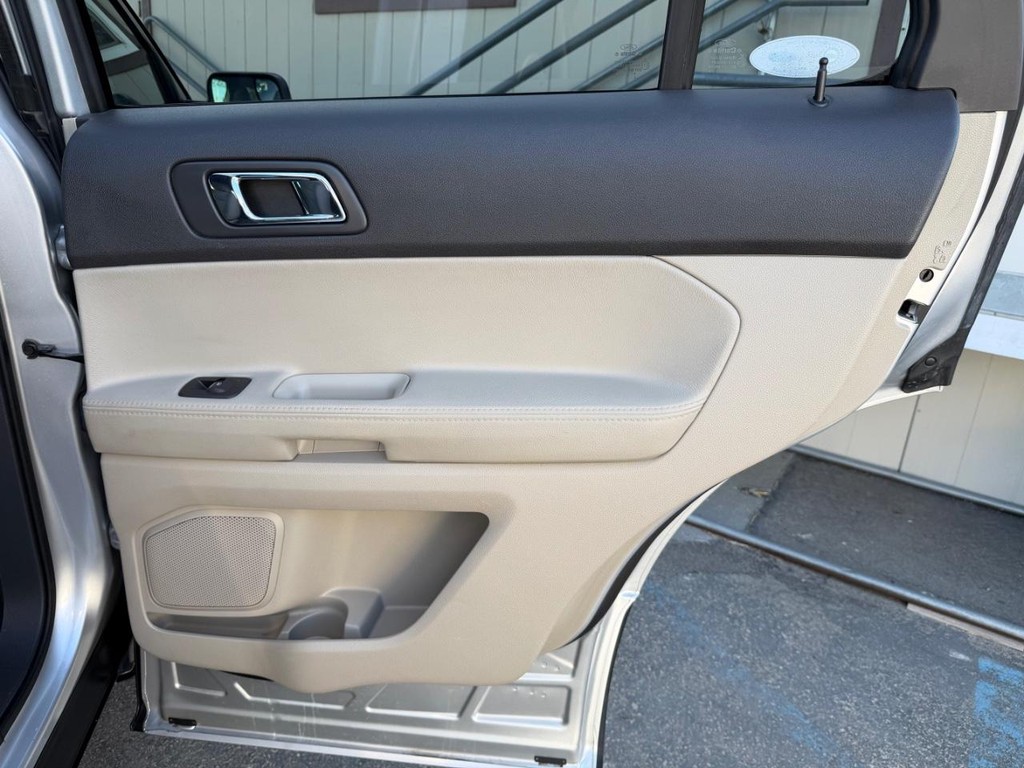 Ford Explorer Vehicle Full-screen Gallery Image 37