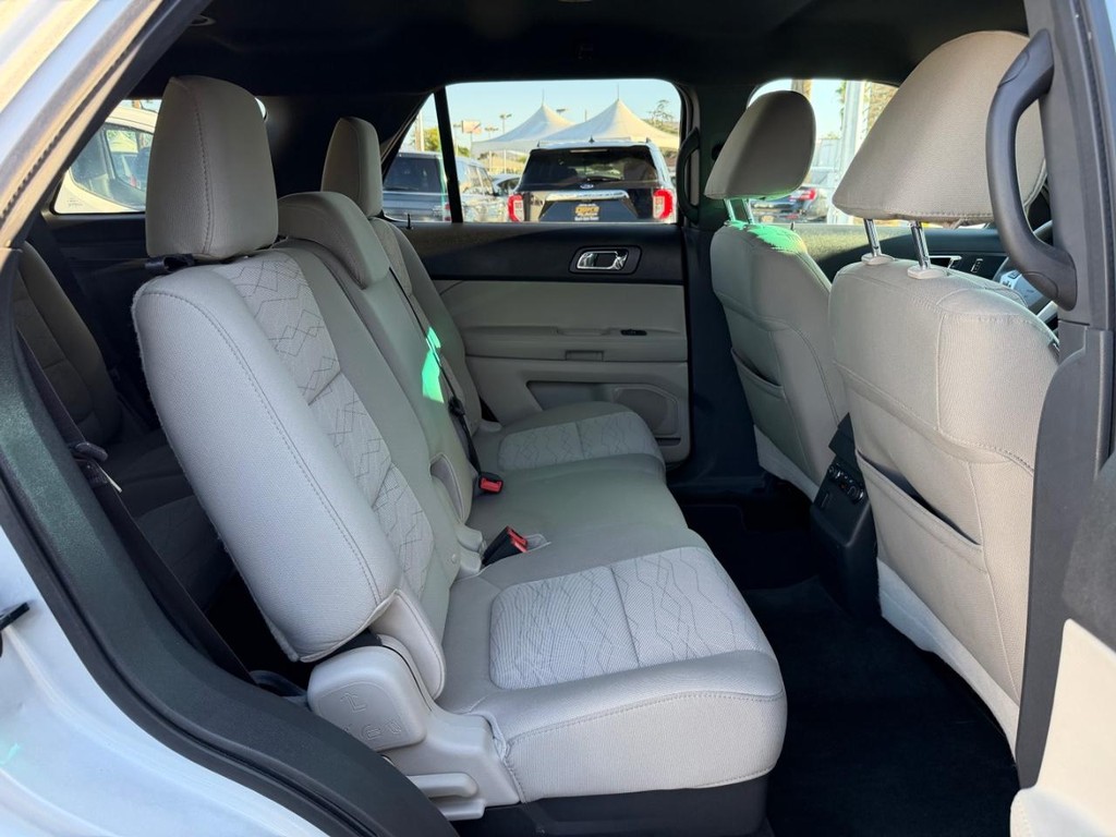 Ford Explorer Vehicle Full-screen Gallery Image 38