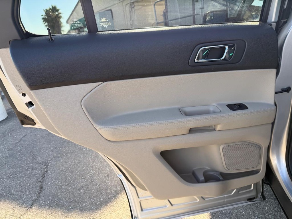 Ford Explorer Vehicle Full-screen Gallery Image 40