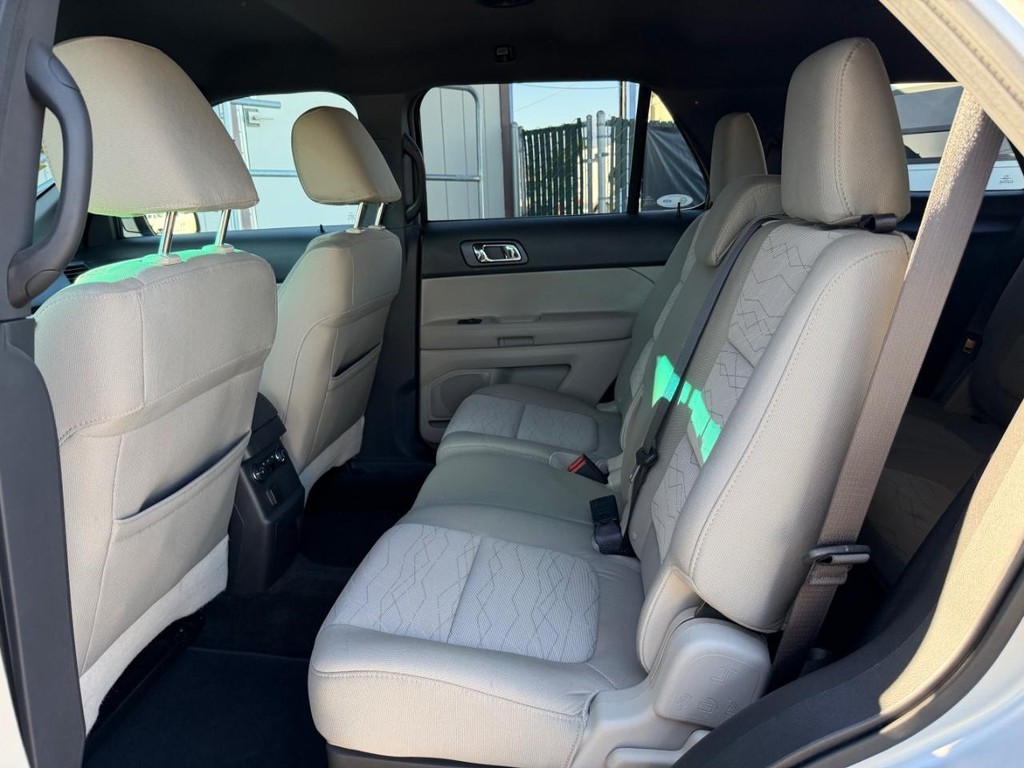 Ford Explorer Vehicle Full-screen Gallery Image 41