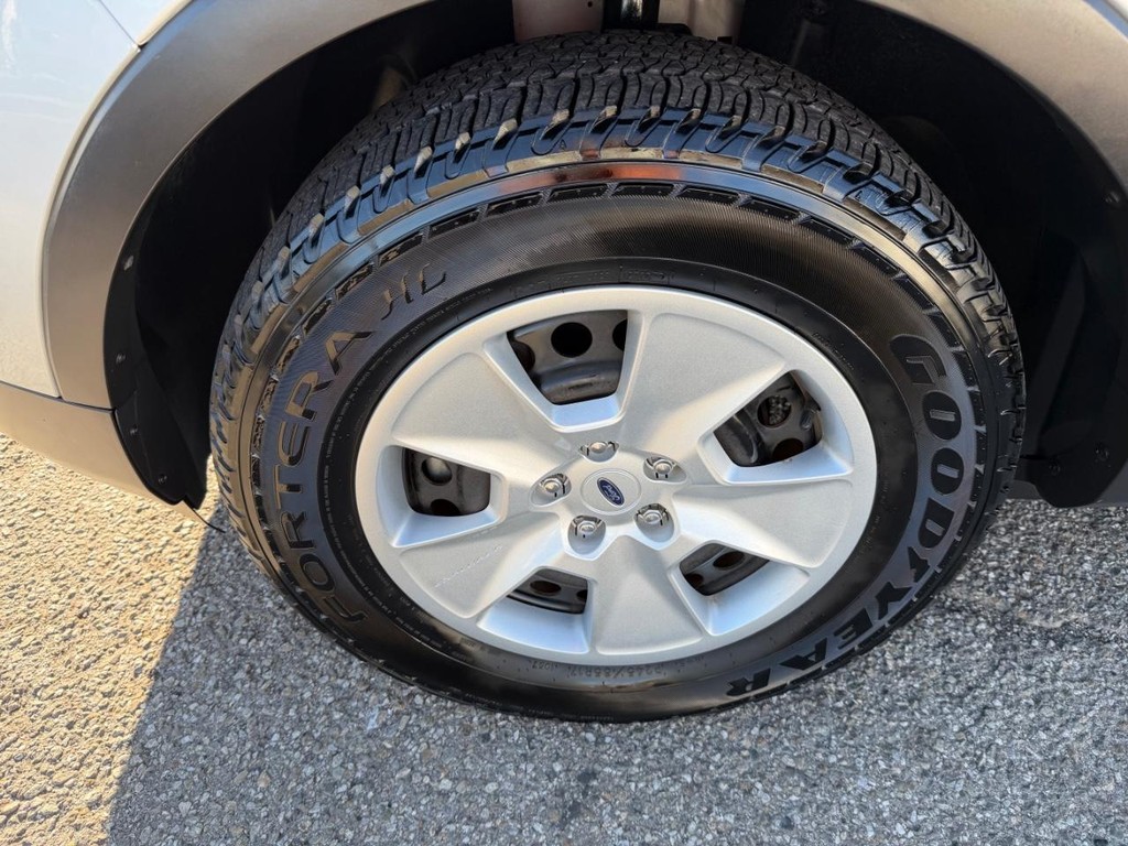 Ford Explorer Vehicle Full-screen Gallery Image 47