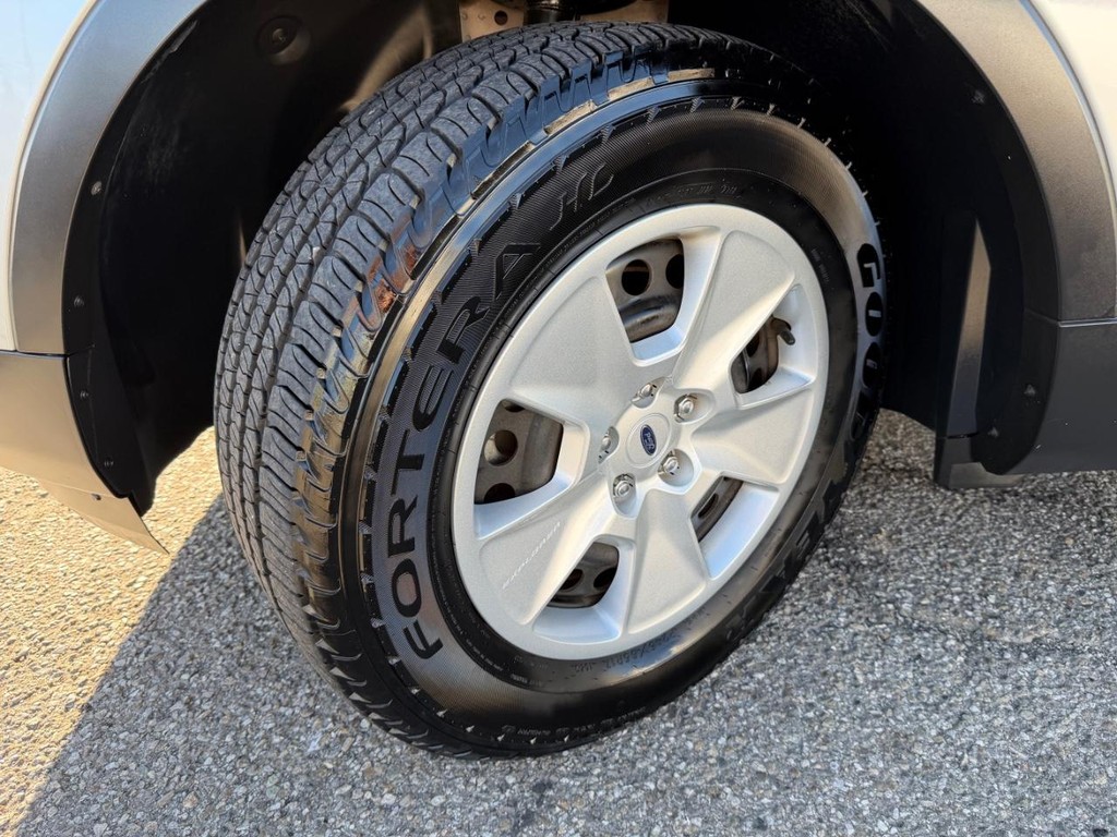 Ford Explorer Vehicle Full-screen Gallery Image 48