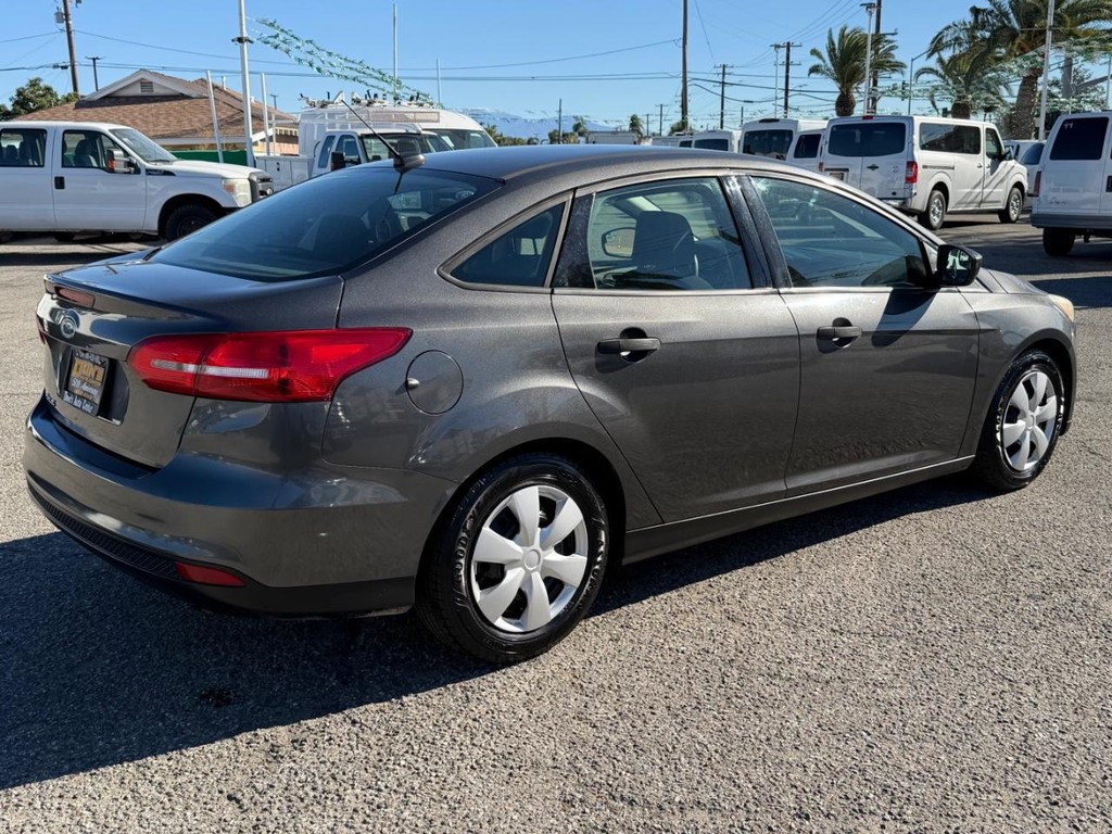 Ford Focus Vehicle Full-screen Gallery Image 06