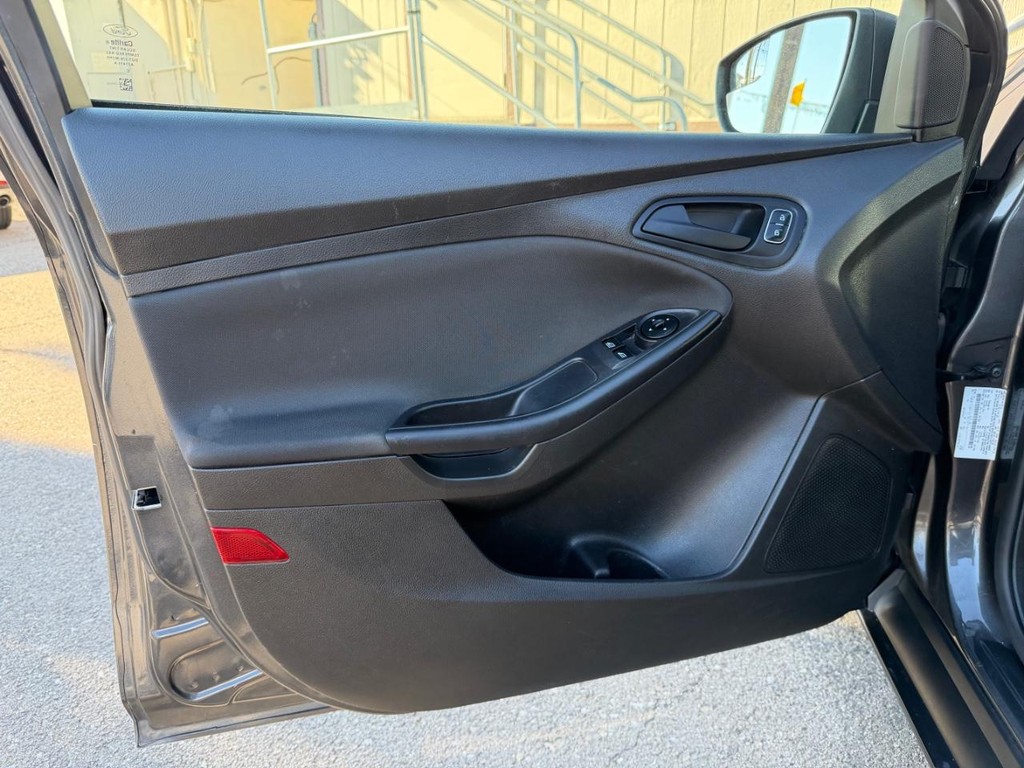 Ford Focus Vehicle Full-screen Gallery Image 14