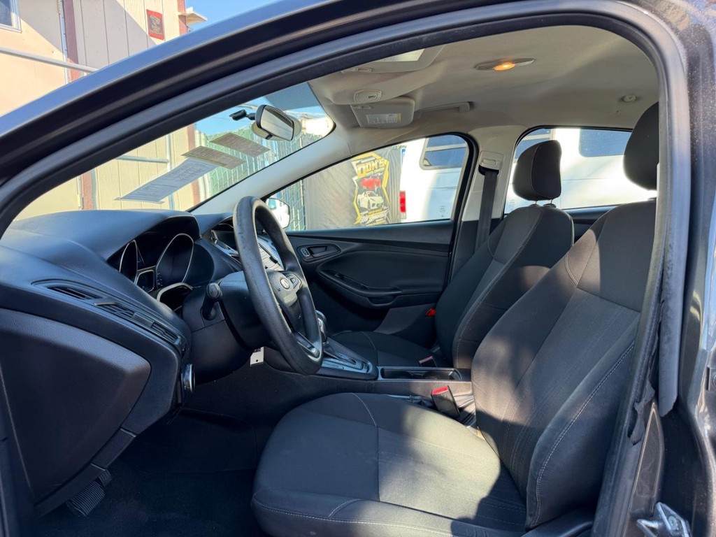 Ford Focus Vehicle Full-screen Gallery Image 16