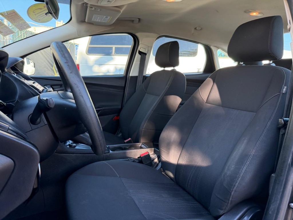 Ford Focus Vehicle Full-screen Gallery Image 17