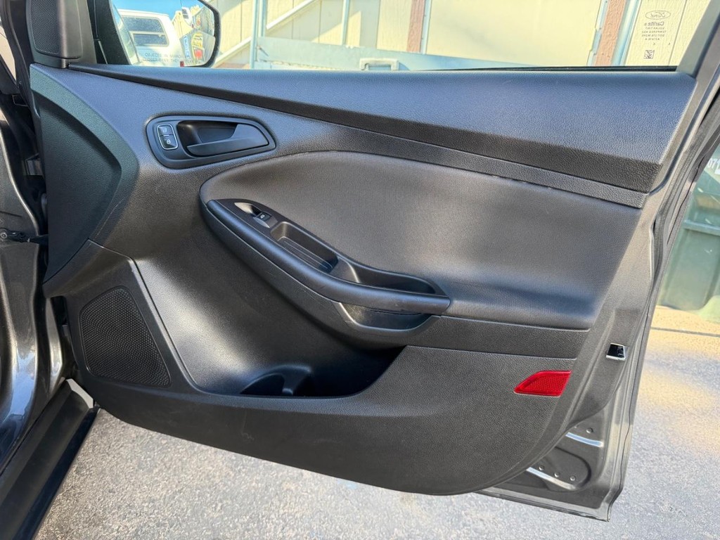 Ford Focus Vehicle Full-screen Gallery Image 18