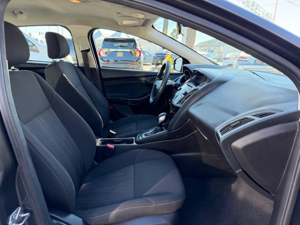 Ford Focus Vehicle Full-screen Gallery Image 20