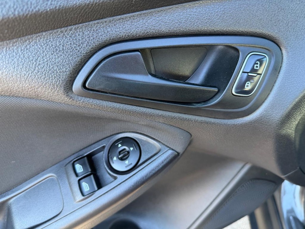 Ford Focus Vehicle Full-screen Gallery Image 30