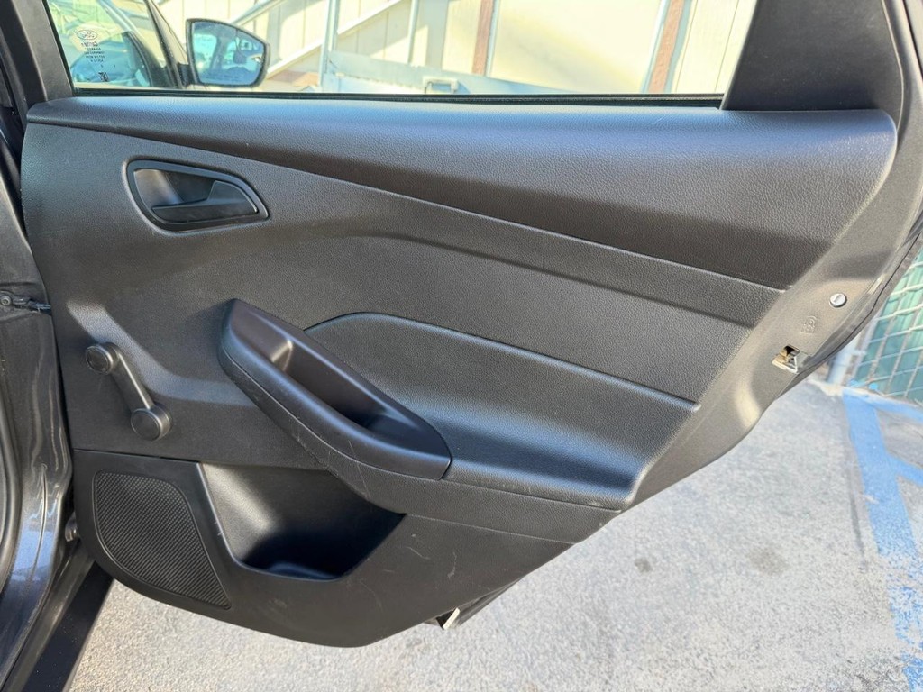 Ford Focus Vehicle Full-screen Gallery Image 31