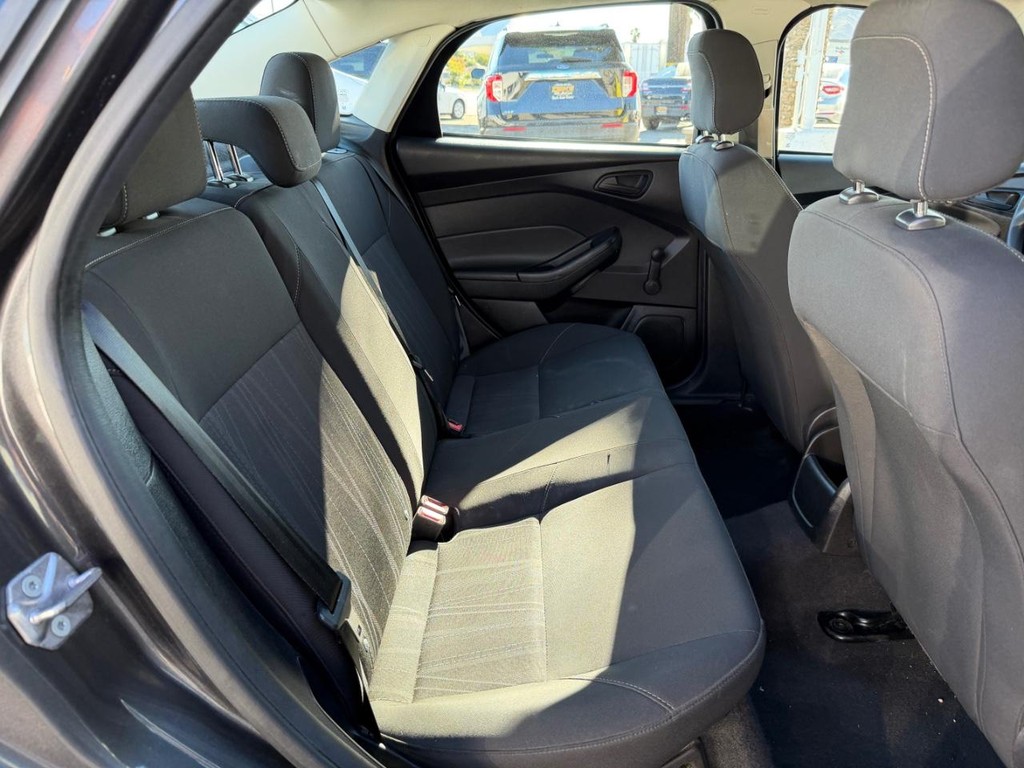 Ford Focus Vehicle Full-screen Gallery Image 32