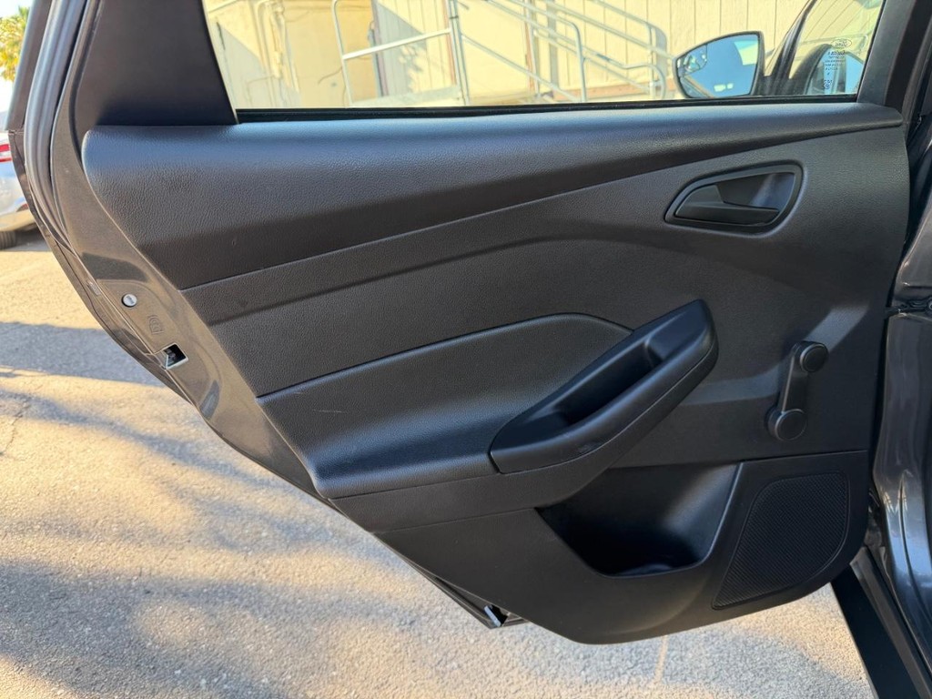 Ford Focus Vehicle Full-screen Gallery Image 33