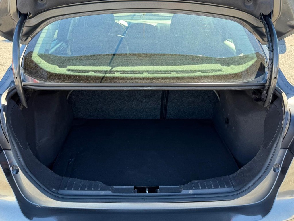 Ford Focus Vehicle Full-screen Gallery Image 36