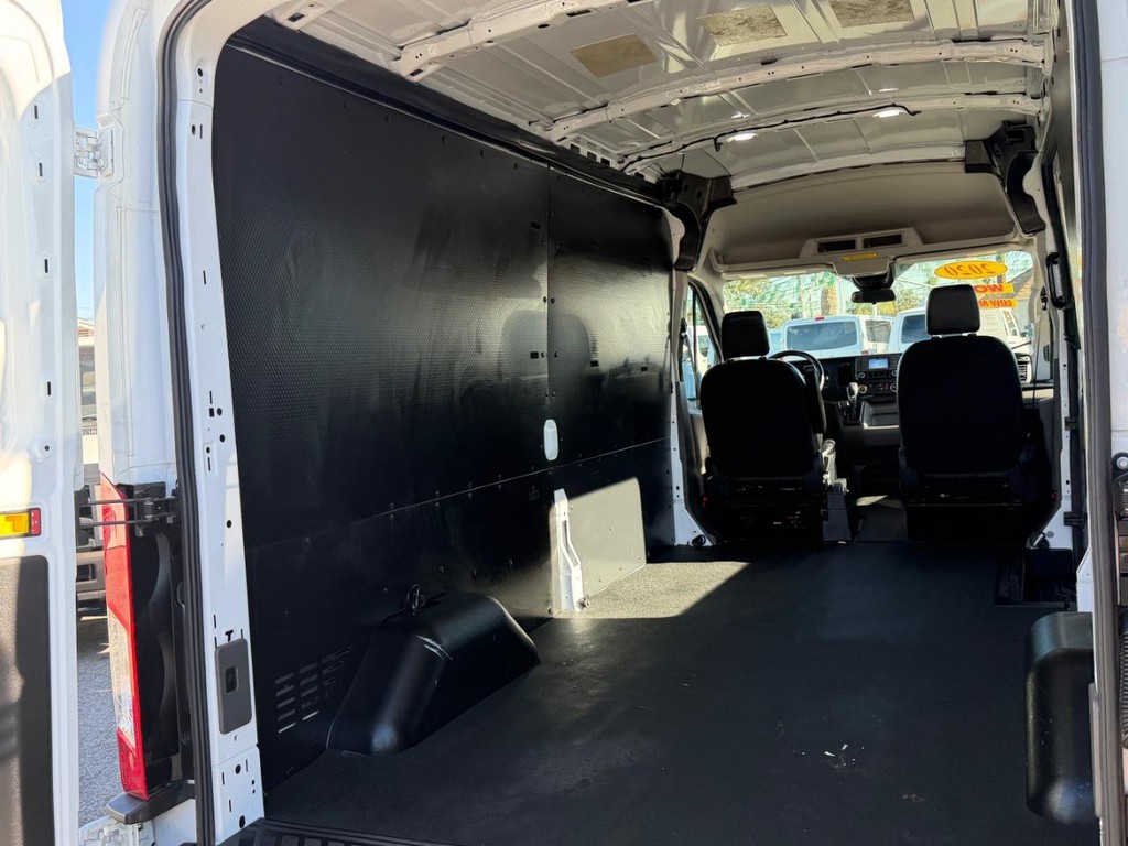 Ford Transit 250 Vehicle Full-screen Gallery Image 17