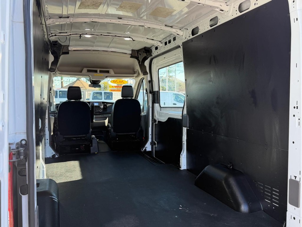 Ford Transit 250 Vehicle Full-screen Gallery Image 18