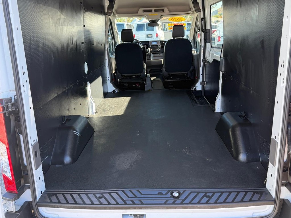 Ford Transit 250 Vehicle Full-screen Gallery Image 19