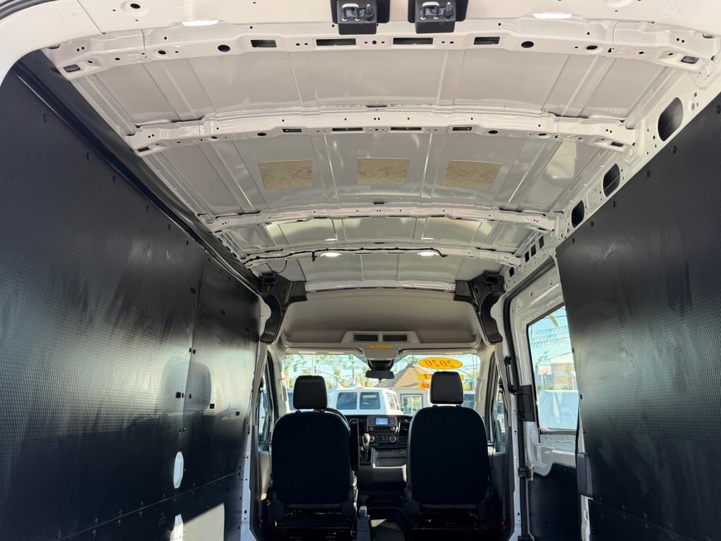 Ford Transit 250 Vehicle Full-screen Gallery Image 20