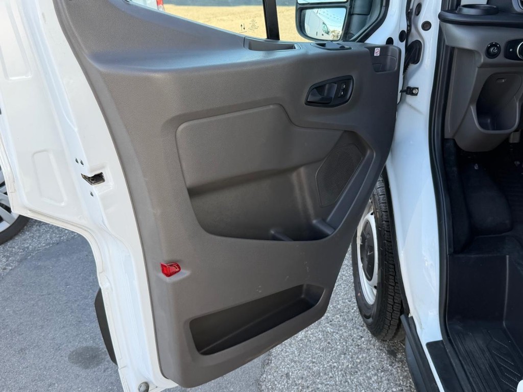 Ford Transit 250 Vehicle Full-screen Gallery Image 24