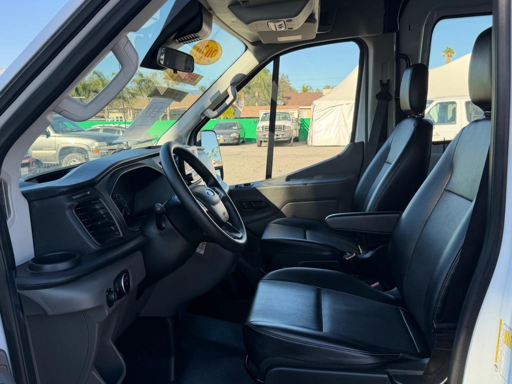 Ford Transit 250 Vehicle Full-screen Gallery Image 26