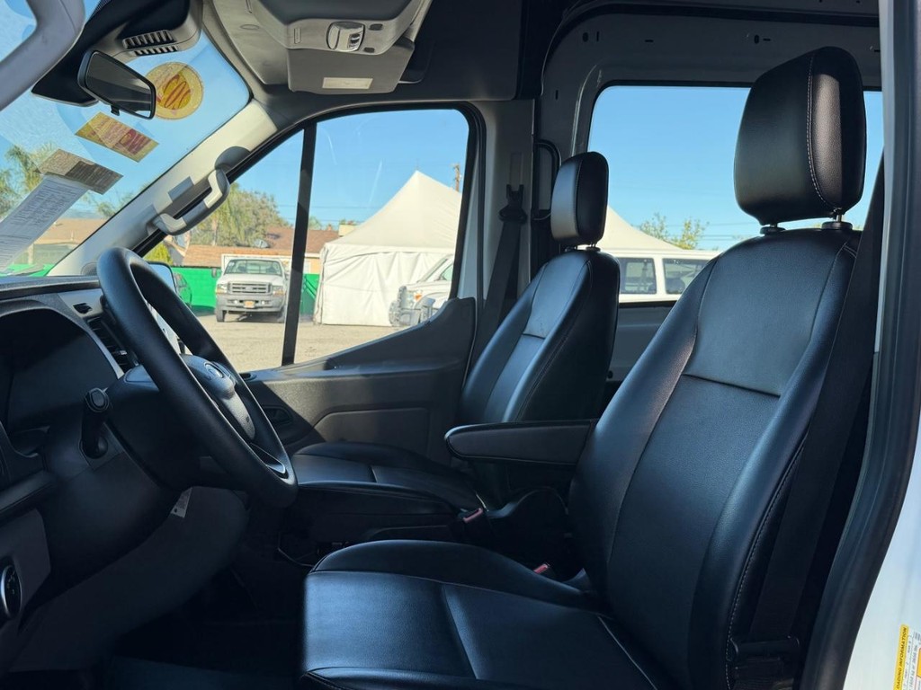 Ford Transit 250 Vehicle Full-screen Gallery Image 27