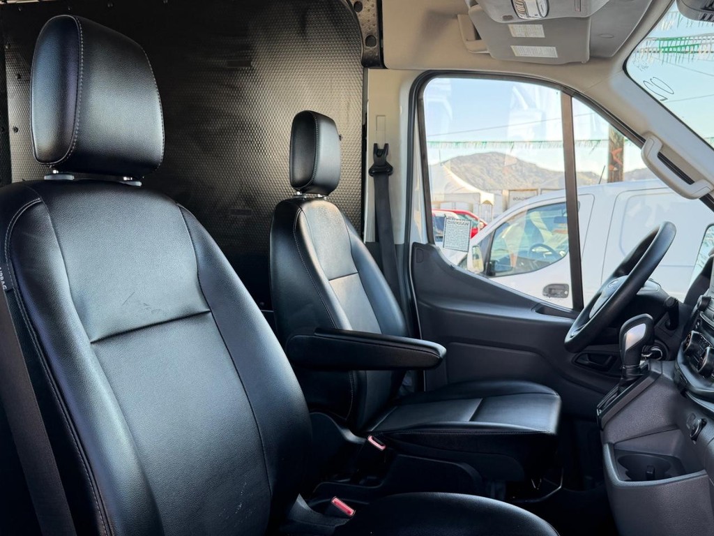 Ford Transit 250 Vehicle Full-screen Gallery Image 31