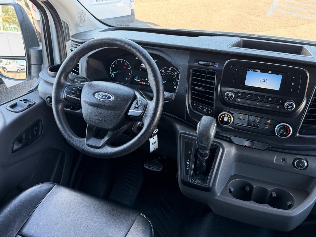 Ford Transit 250 Vehicle Full-screen Gallery Image 33
